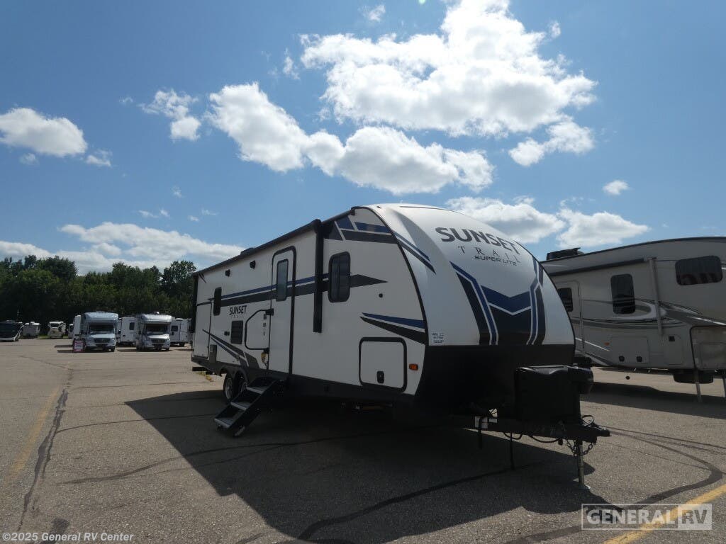 Used 2020 CrossRoads Sunset Trail Super Lite SS253RB available in Birch Run, Michigan