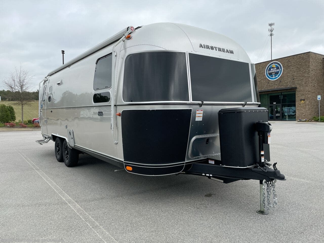 New 2025 Airstream Flying Cloud 27FB available in Lexington, South Carolina