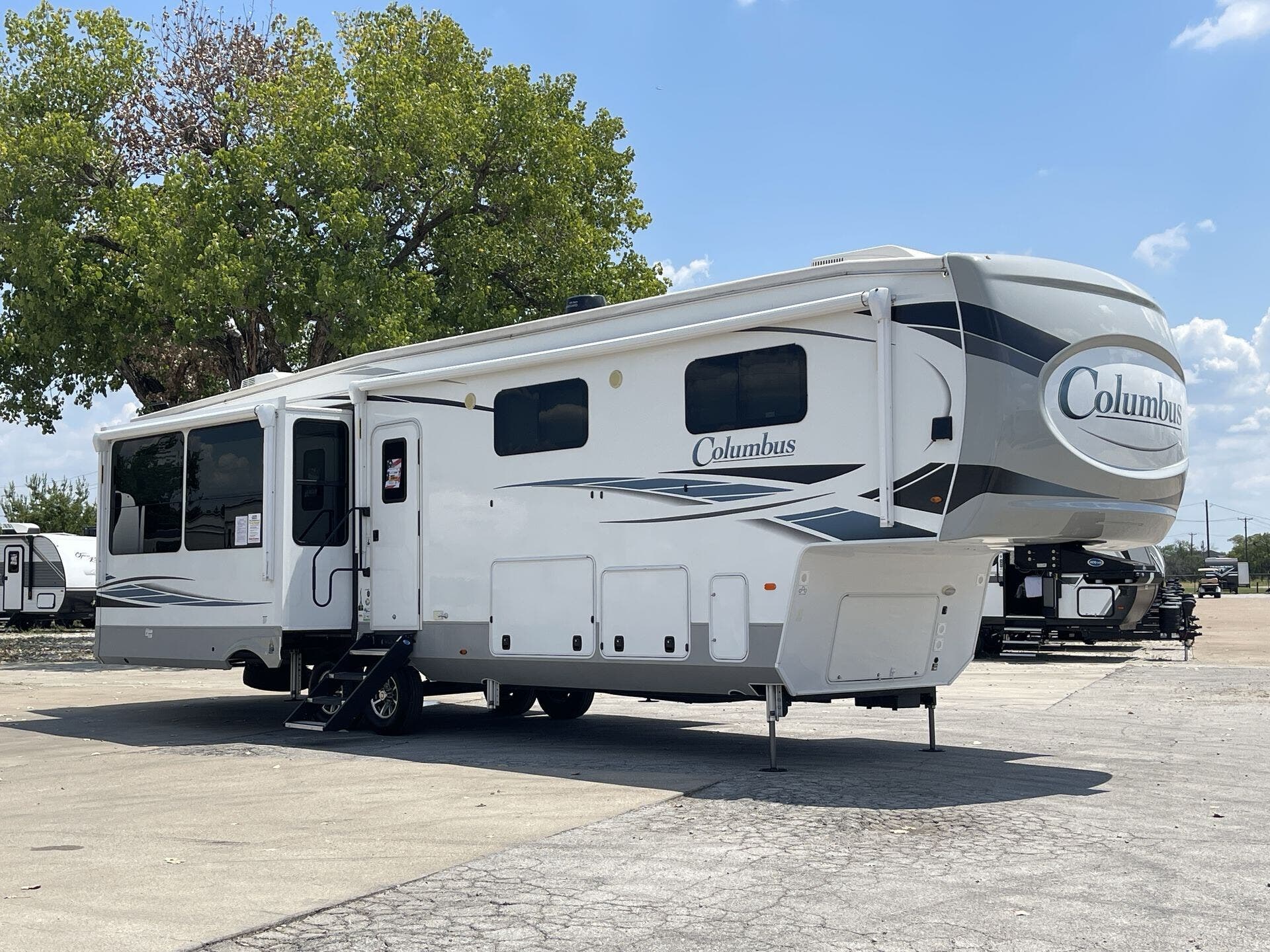Used 2023 Palomino Columbus 379MB available in Corinth, Texas
