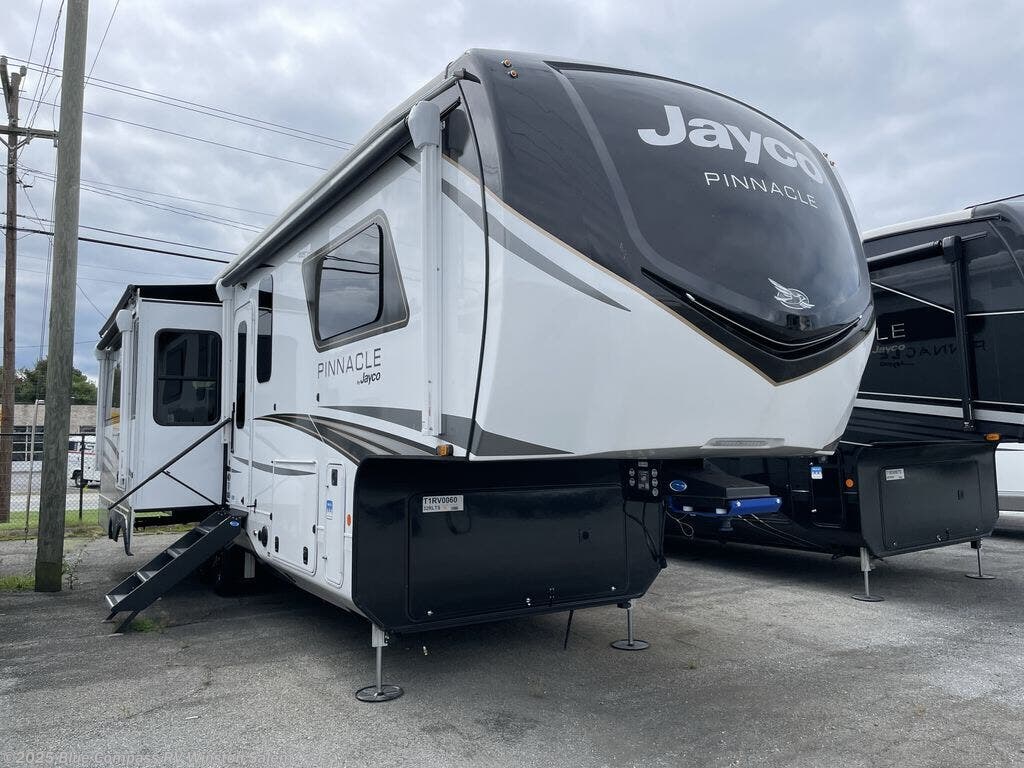 New 2025 Jayco Pinnacle 32RLTS available in Rural Hall, North Carolina