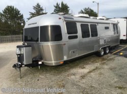Used 2018 Airstream Flying Cloud 30RB available in New Berlin, Wisconsin