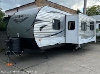 Used 2017 Forest River Salem Hemisphere Hyper-Lyte 27BHHL available in Warren, Michigan