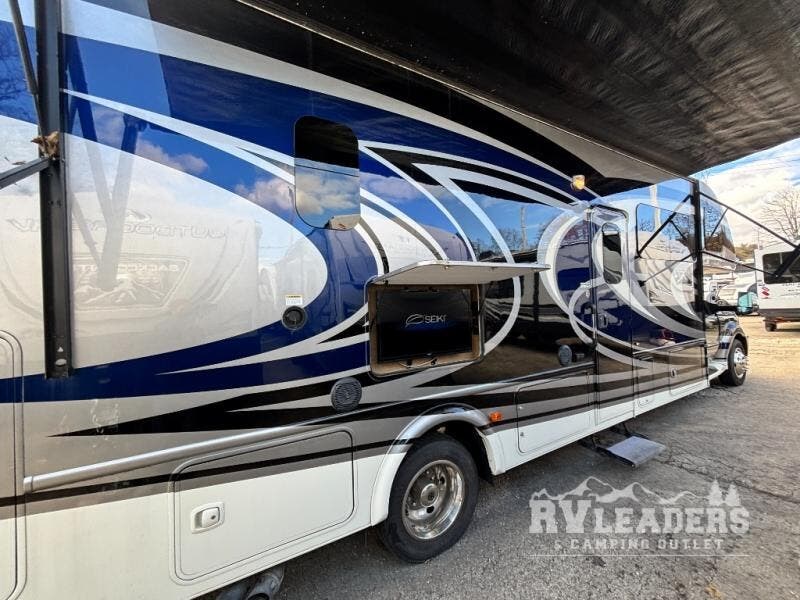 Used 2015 Thor Motor Coach Chateau Super C 33SW available in Adamsburg, Pennsylvania