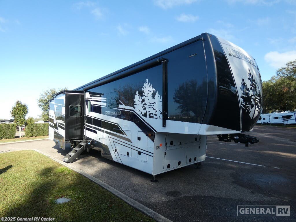 New 2025 CrossRoads Redwood 401LK available in Dover, Florida