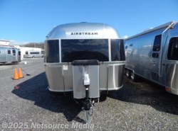 New 2018 Airstream Classic 30RB available in Louisville, Tennessee