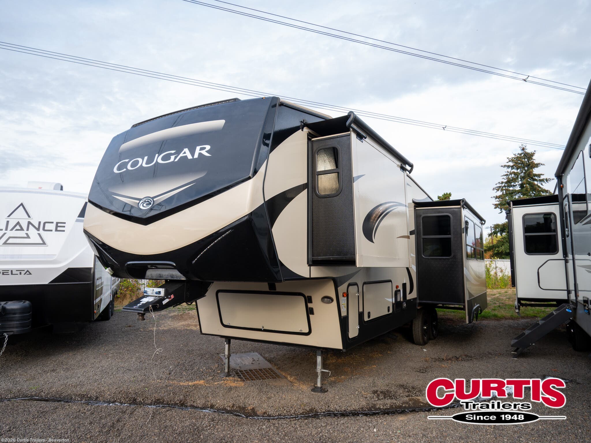 Used 2019  Keystone Cougar 310RLS by Keystone from Curtis Trailers - Beaverton in Beaverton, OR