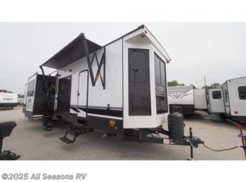New 2022 CrossRoads Hampton HP380RKS available in Muskegon, Michigan