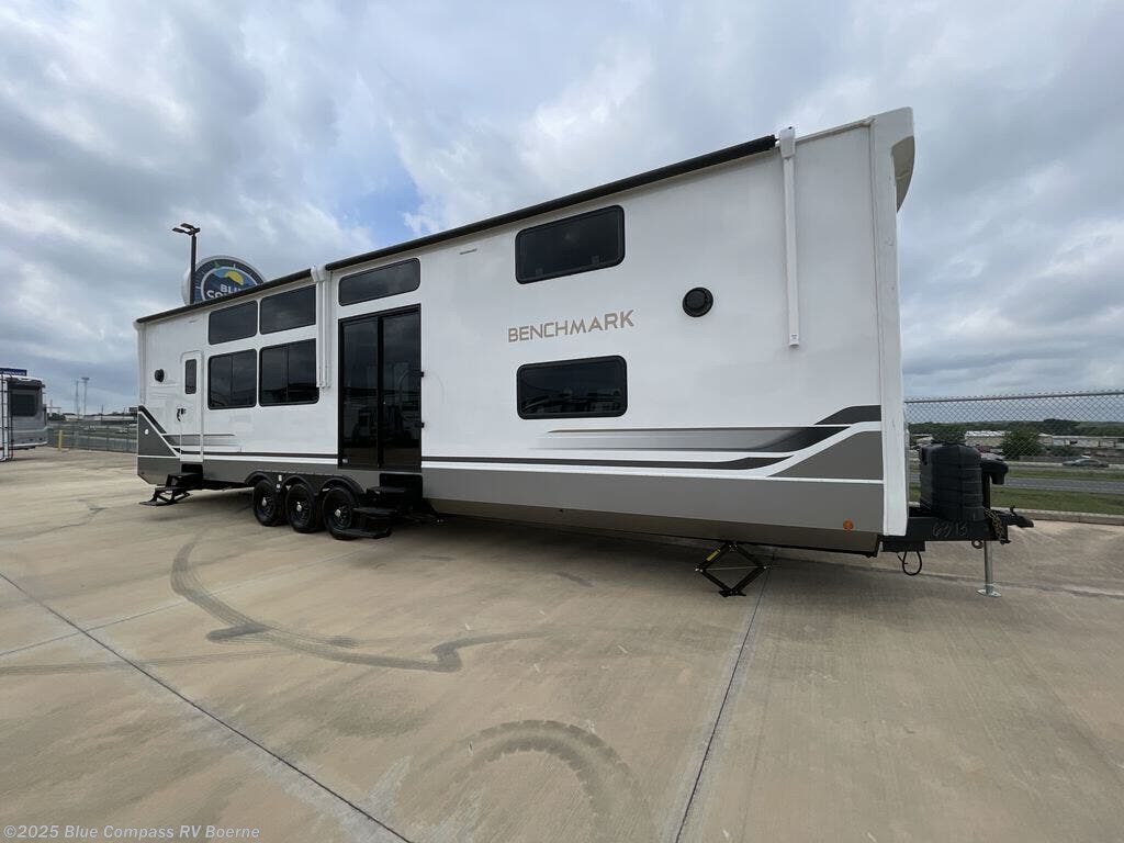 New 2025 Alliance RV Benchmark 44LFT available in Boerne, Texas