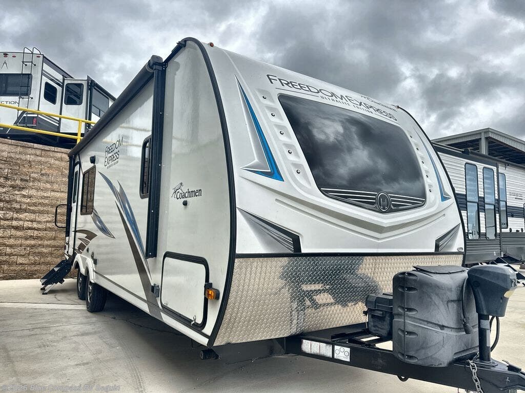 Used 2020  Coachmen Freedom Express Ultra Lite 246RKS by Coachmen from Blue Compass RV Seguin in Seguin, TX