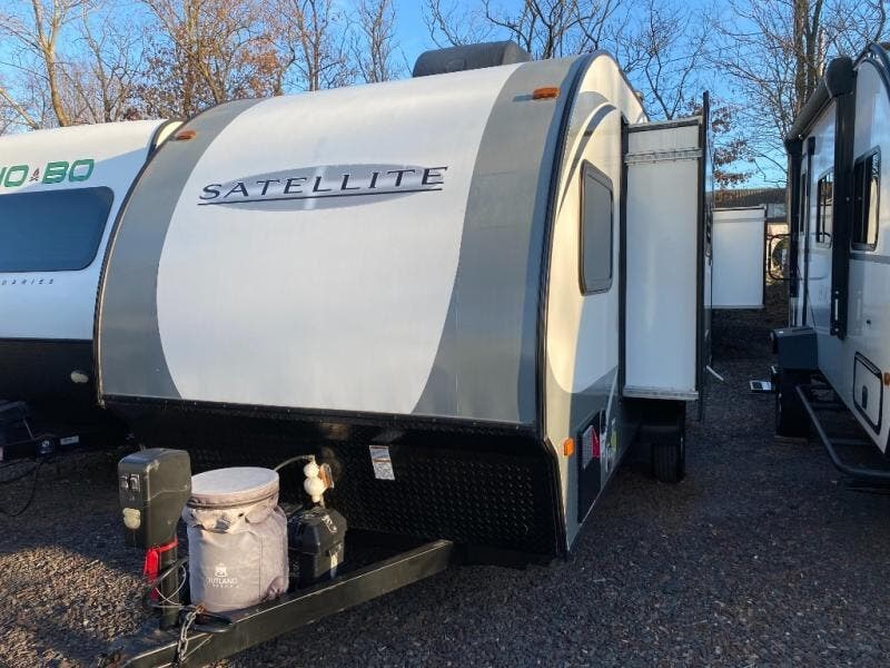 Used 2017  Starcraft Satellite 17RB by Starcraft from Fretz RV in Souderton, PA
