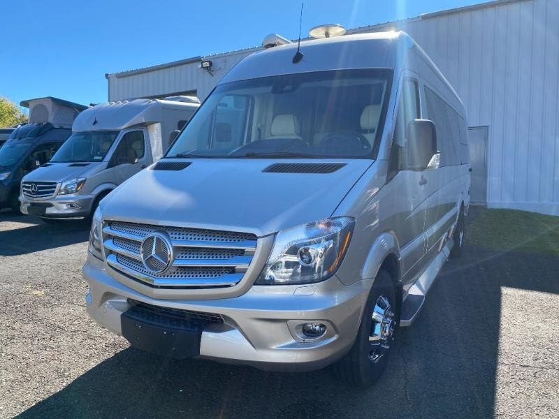 Used 2019  Midwest  Passage MD4 Lounge by Midwest from Fretz RV in Souderton, PA