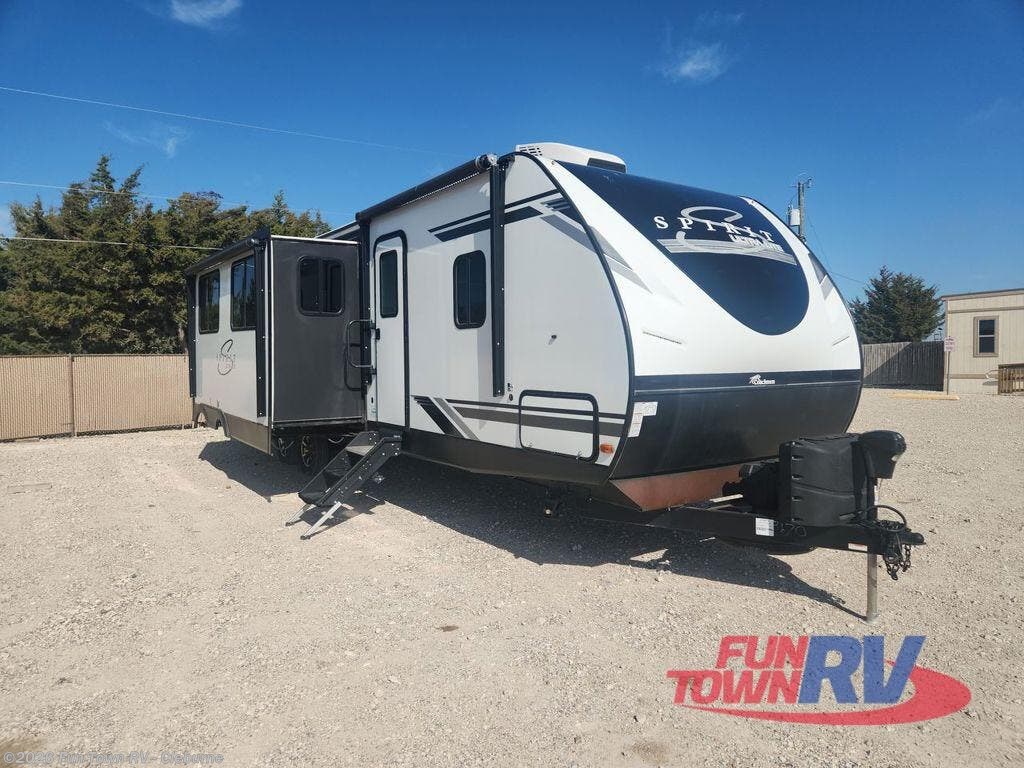 Used 2021 Coachmen Spirit Ultra Lite 3379BH available in Cleburne, Texas