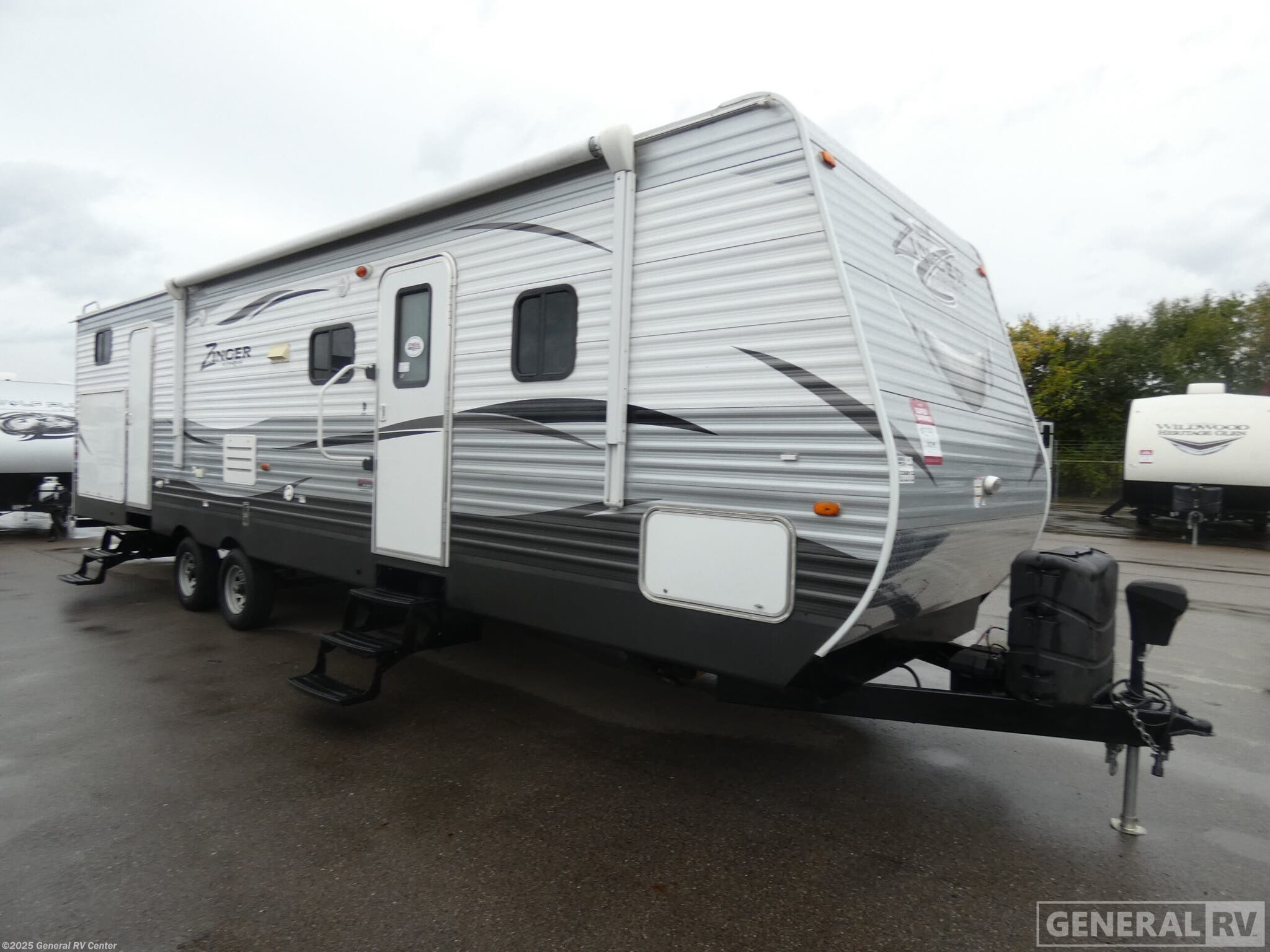 Used 2017 CrossRoads Zinger 32SB available in Brownstown Township, Michigan