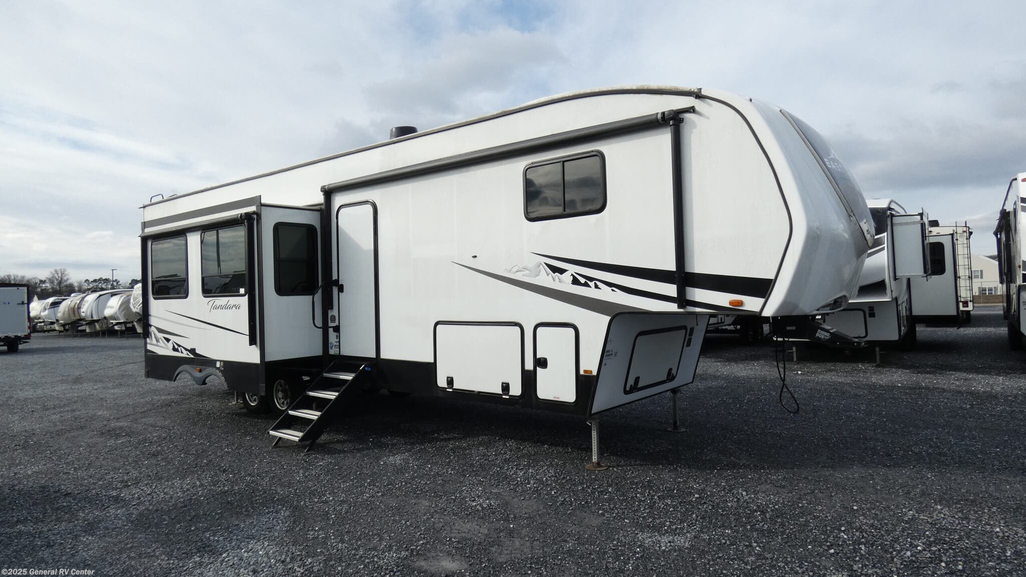 Used 2023 East to West Tandara 375BH-OK available in Elizabethtown, Pennsylvania