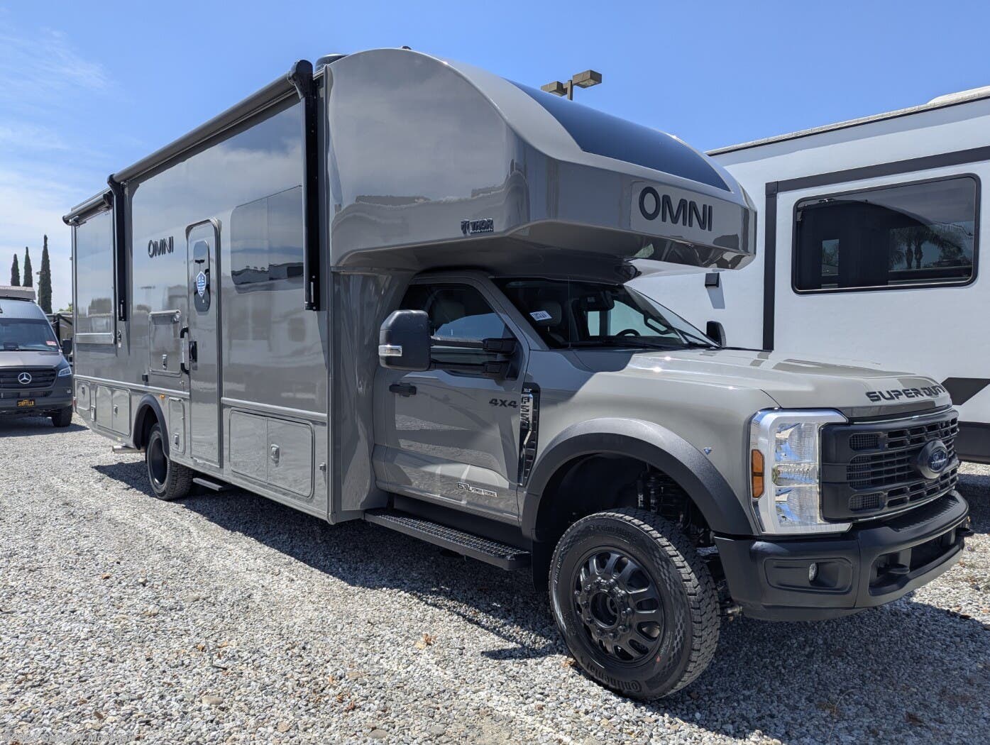 New 2027 Thor Motor Coach Omni X32 available in Montclair, California
