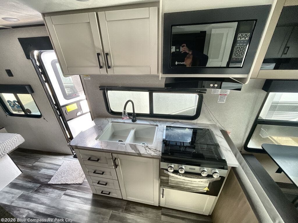 New 2026 Jayco Jay Flight SLX 210QBW available in Park City, Kansas