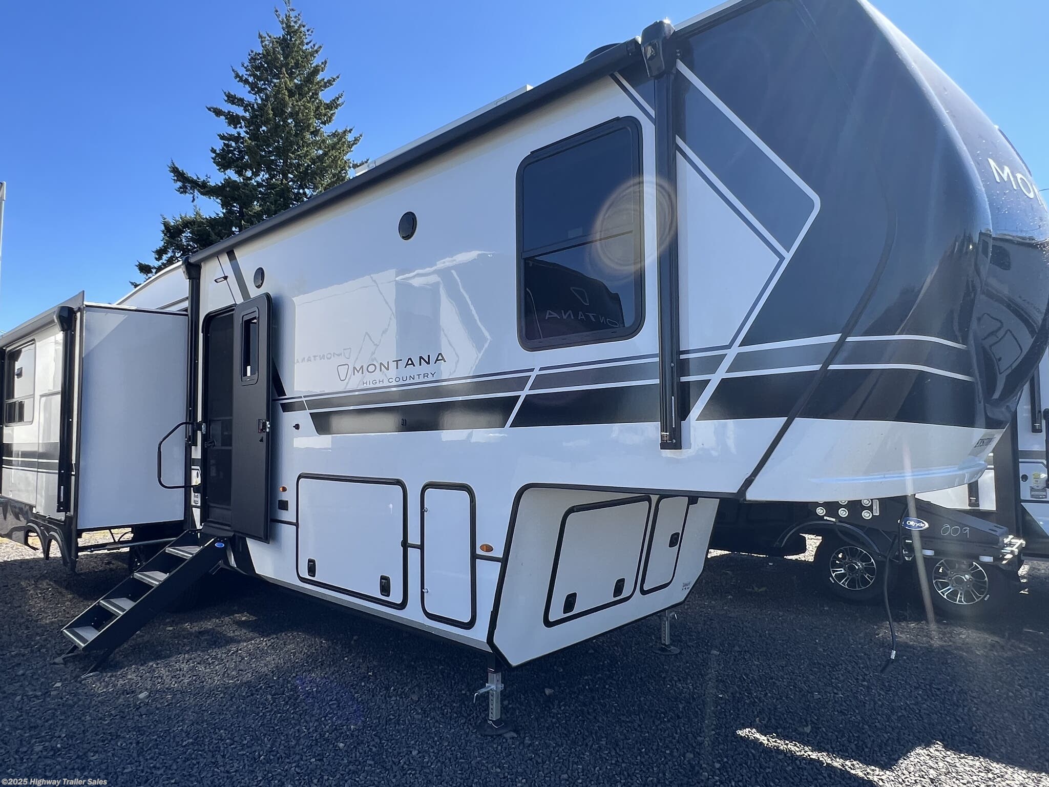 New 2025 Keystone Montana High Country 325RK available in Salem, Oregon
