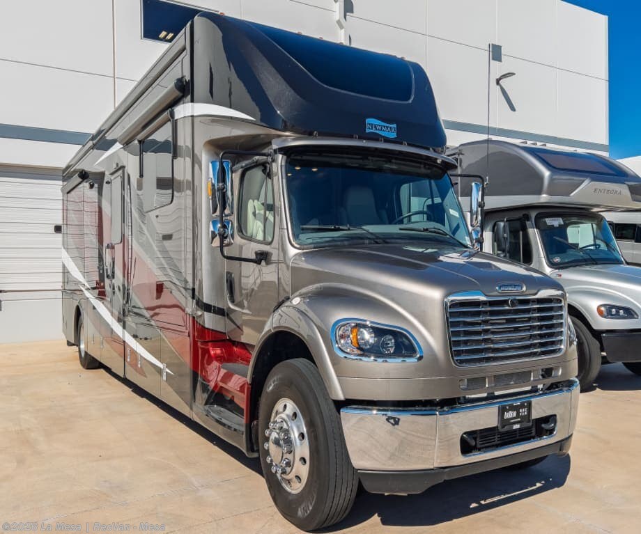 Used 2021  Newmar Super Star 4061 by Newmar from La Mesa | RecVan - Mesa in Mesa, AZ