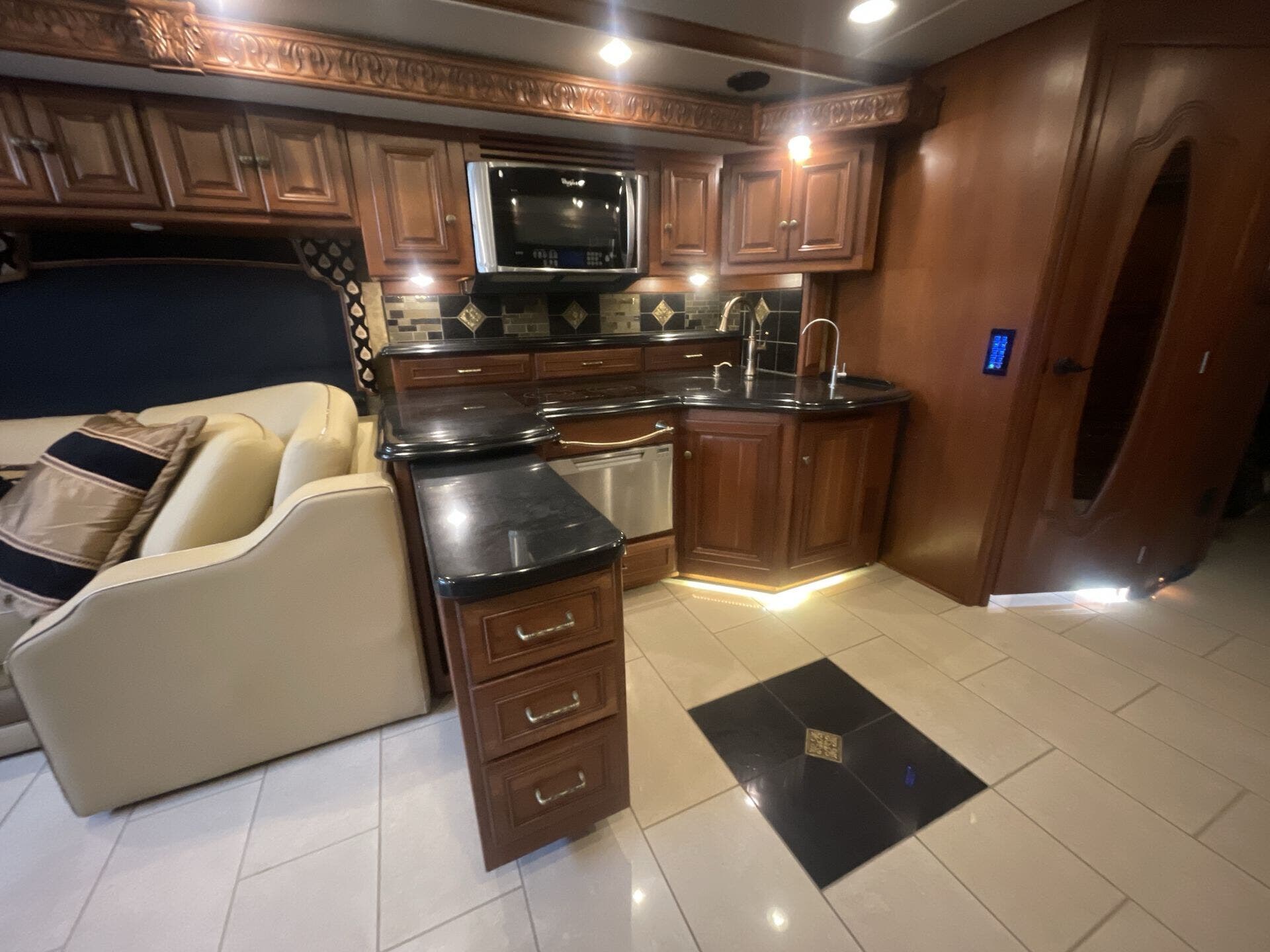 Used 2015 Itasca Ellipse ULTRA 42QL available in Sanger, Texas