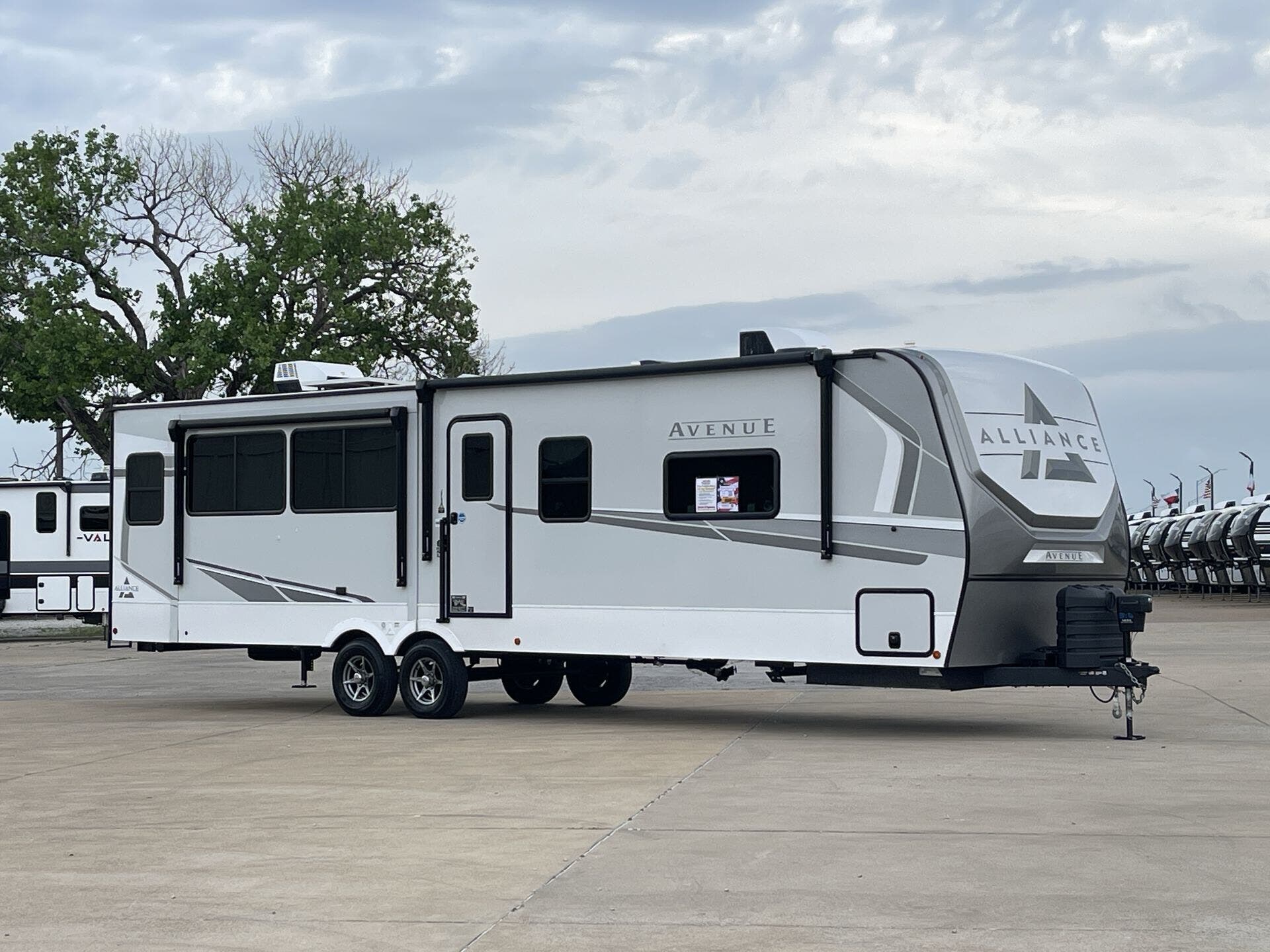 Used 2025   AVENUE 332RL available in Corinth, Texas