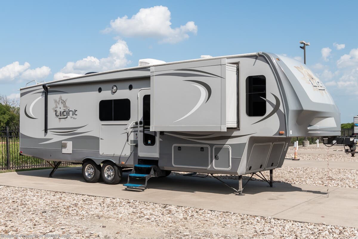 Used 2015  Open Range Light 311FLR by Open Range from Motor Home Specialist in Alvarado, TX