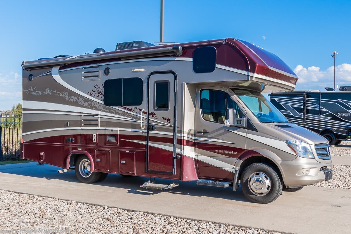 Used 2018  Dynamax Corp Isata 3 Series 24FW by Dynamax Corp from Motor Home Specialist in Alvarado, TX