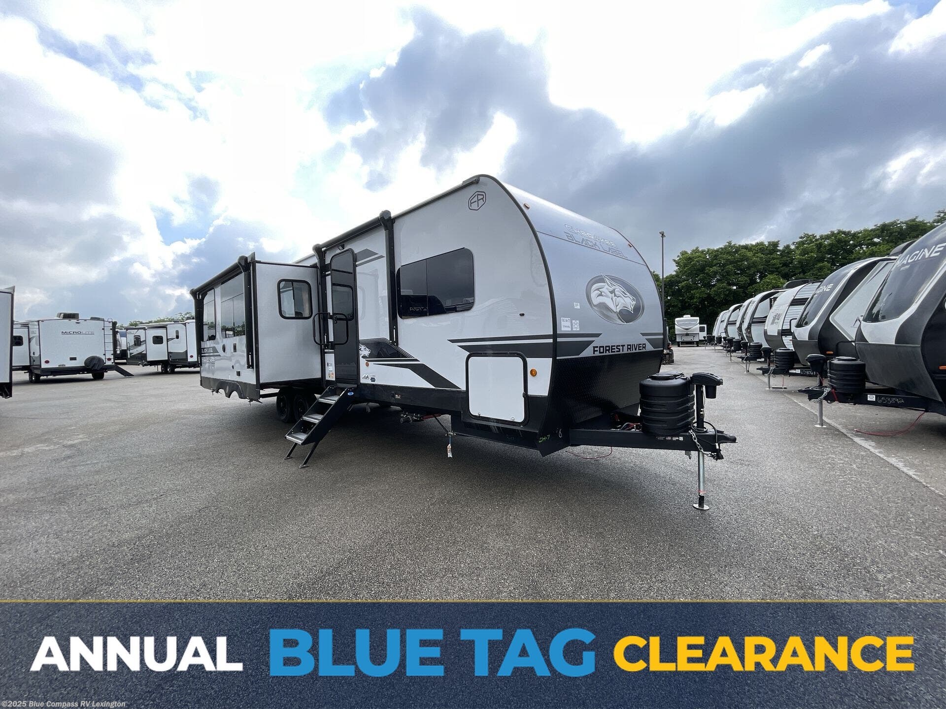 New 2025 Forest River Cherokee Wolf Den Black Label 273XLKBL available in Georgetown, Kentucky