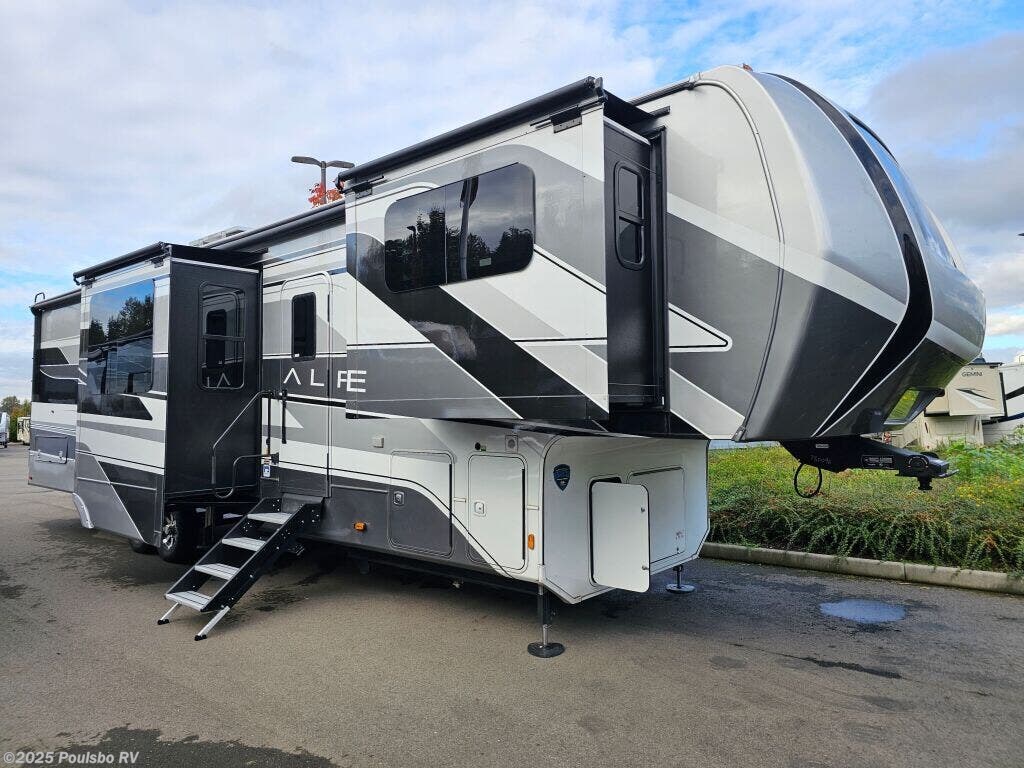 New 2025 Keystone Alpine 3712KB available in Sumner, Washington