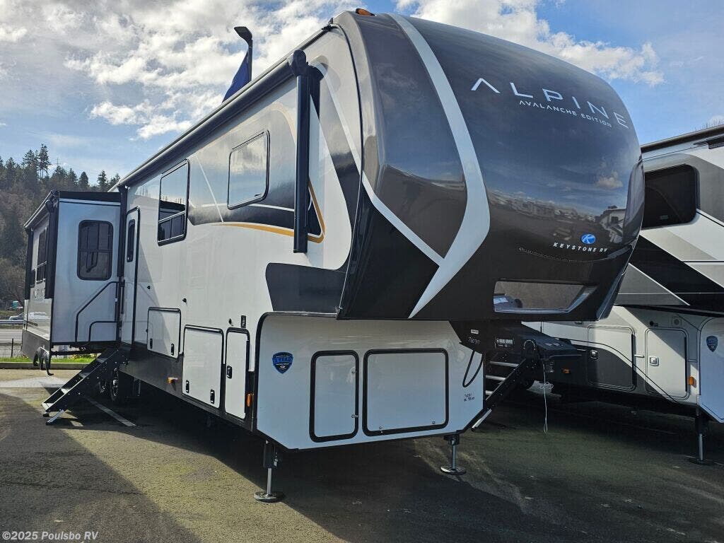 New 2025 Keystone Alpine Avalanche Edition 379MB available in Sumner, Washington