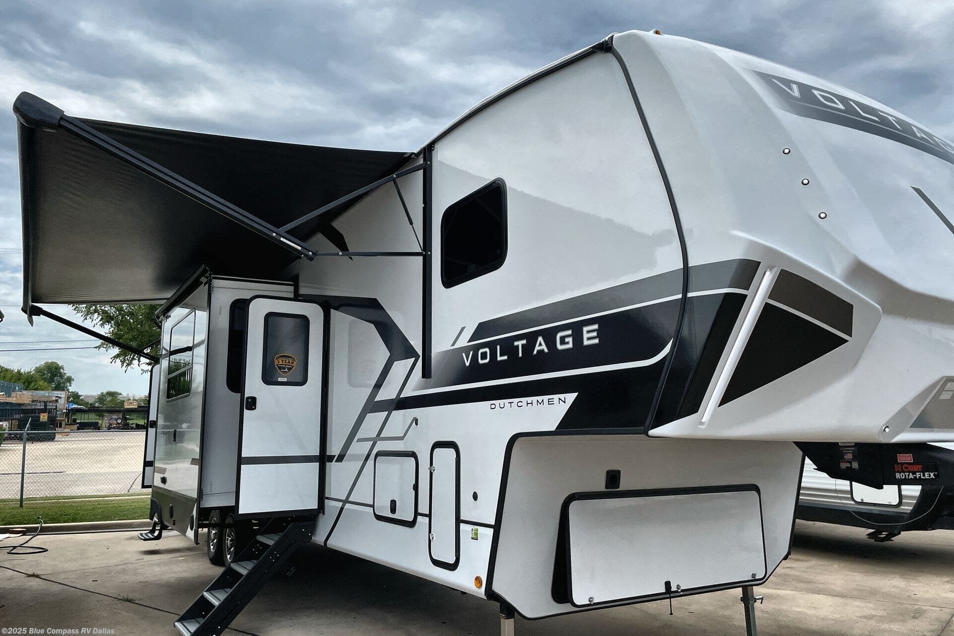New 2025 Dutchmen Voltage V-Series 3850 available in Mesquite, Texas