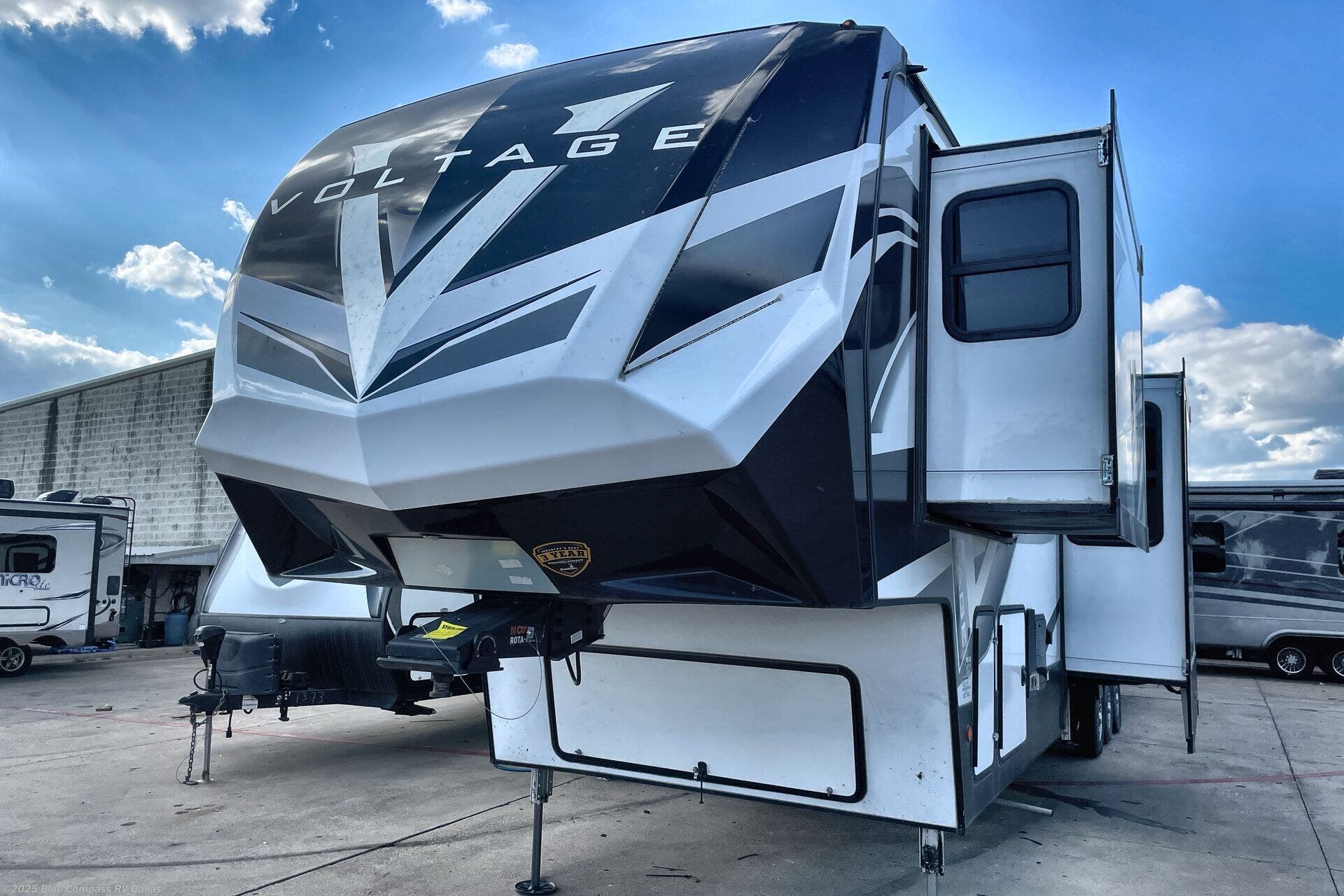 Used 2022 Dutchmen Voltage VT4245 available in Mesquite, Texas