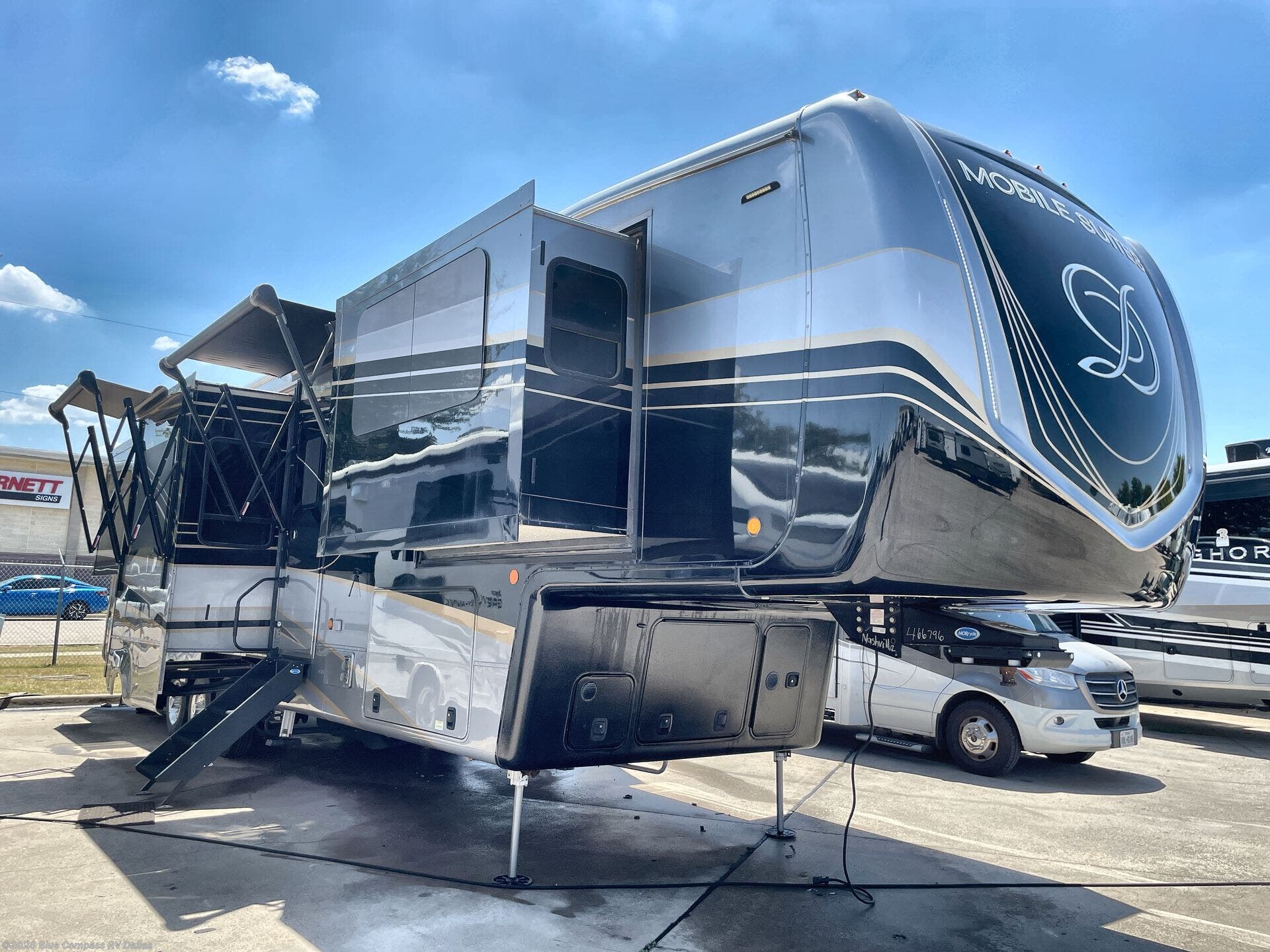 Used 2021 DRV Mobile Suites 44 Nashville available in Mesquite, Texas