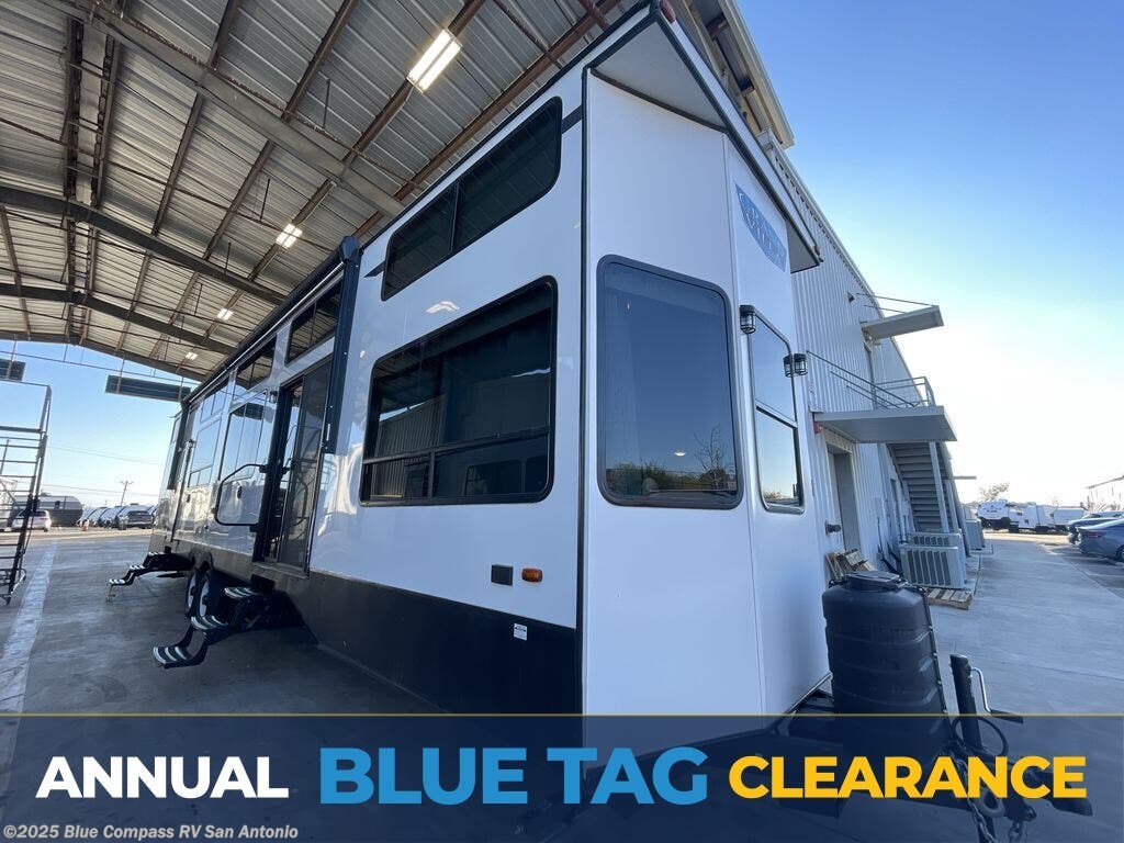 Used 2023 Forest River Salem Grand Villa 42VIEW available in San Antonio, Texas