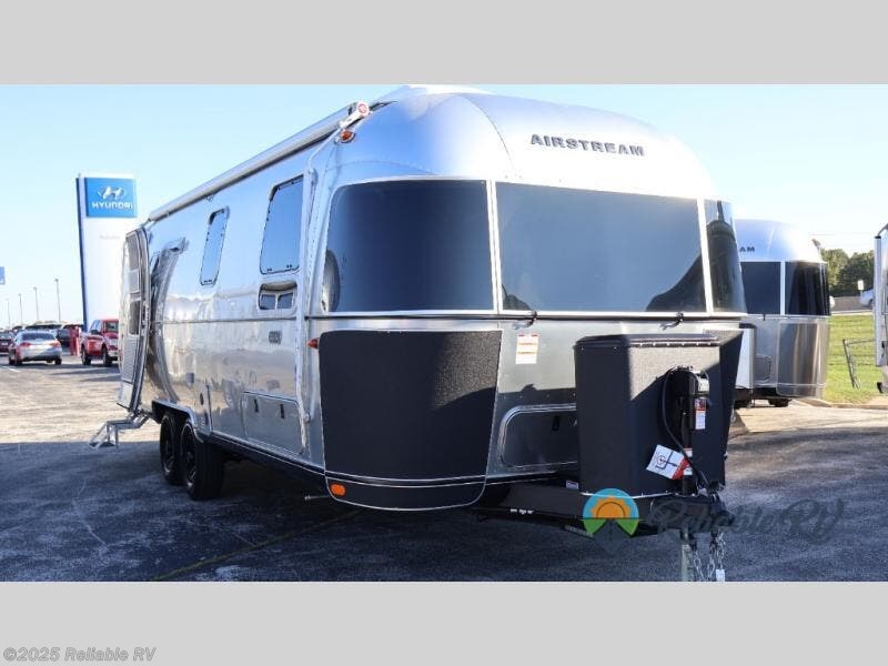 New 2026 Airstream Flying Cloud 27FB Twin available in Springfield, Missouri