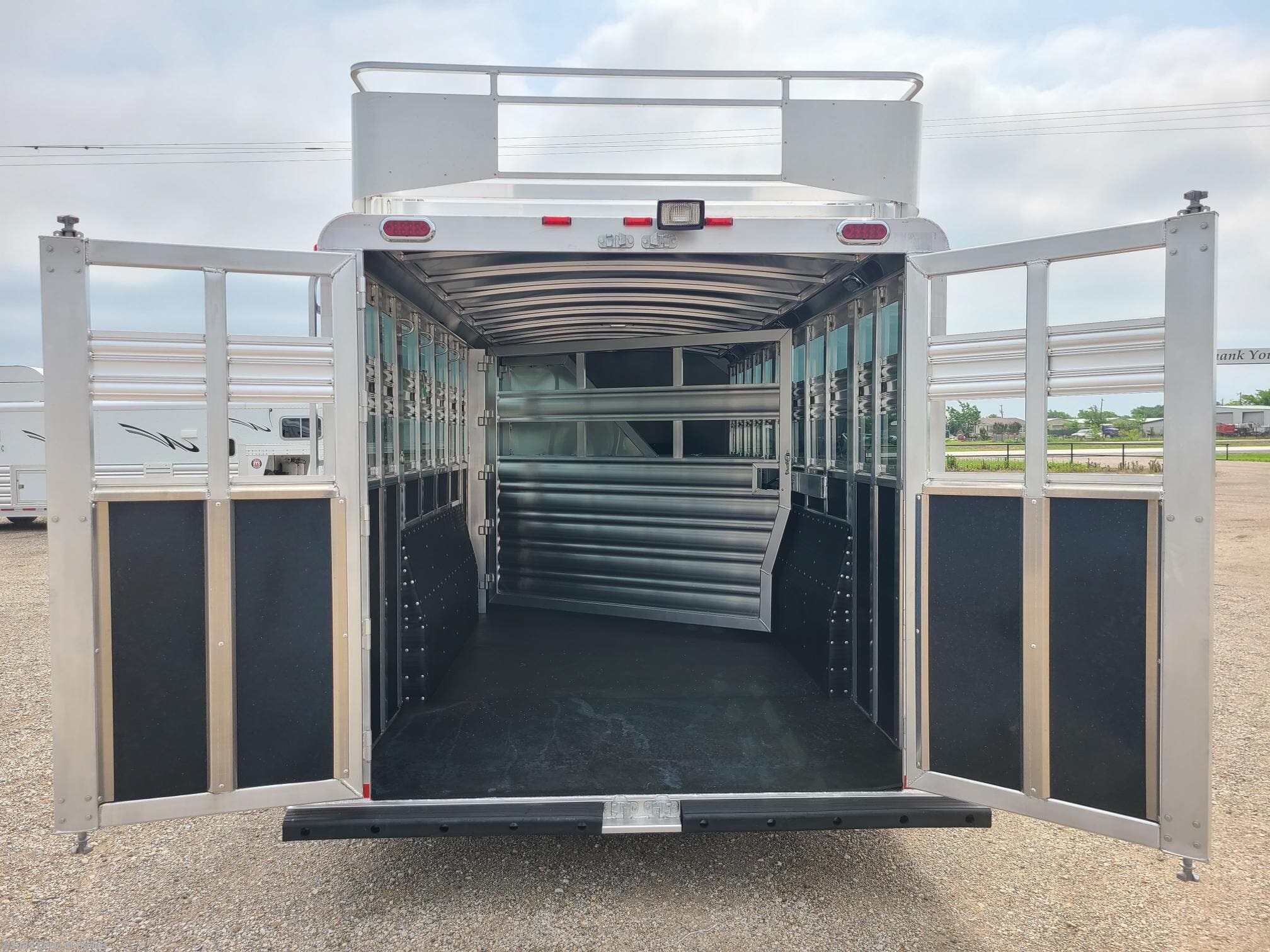 7x26 Horse Trailer for sale | New Platinum Coach 26' Stock Combo 7'6 ...