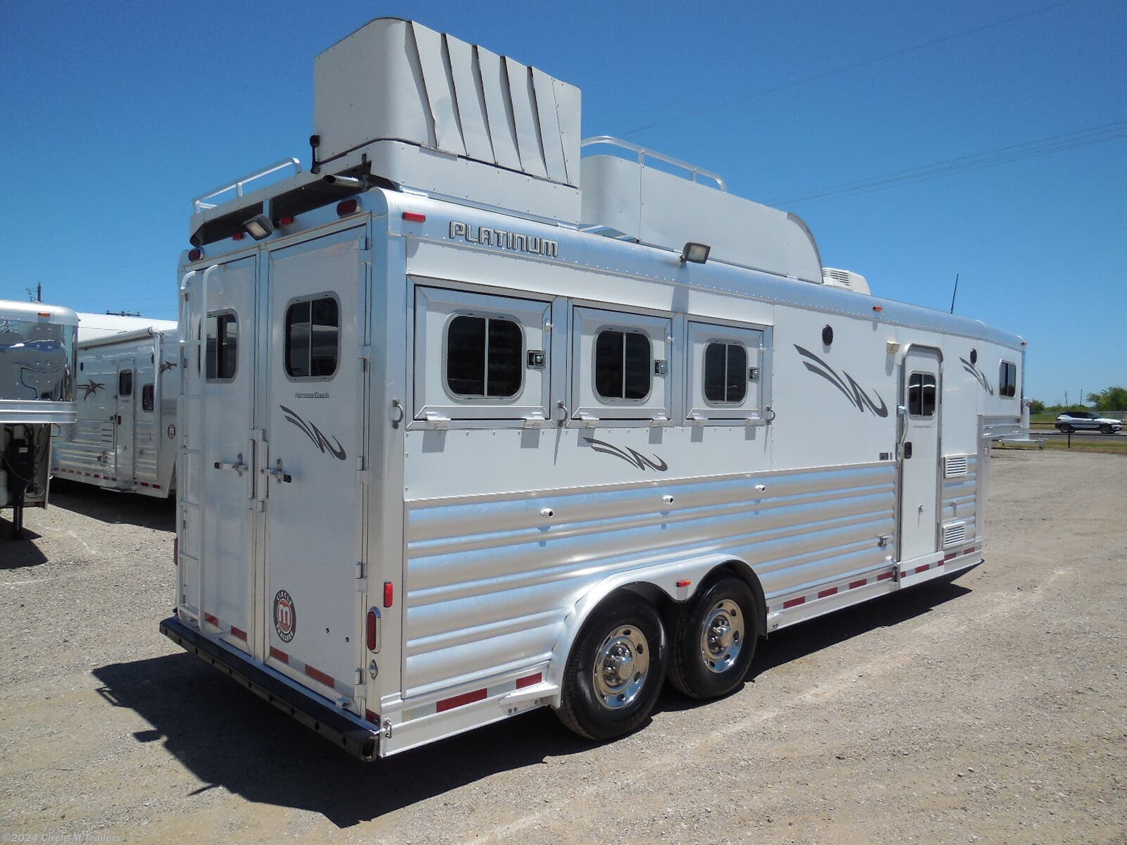 Horse Trailer - 2016 Platinum Coach Outlaw 3hgn W  8' Sw Outlaw 