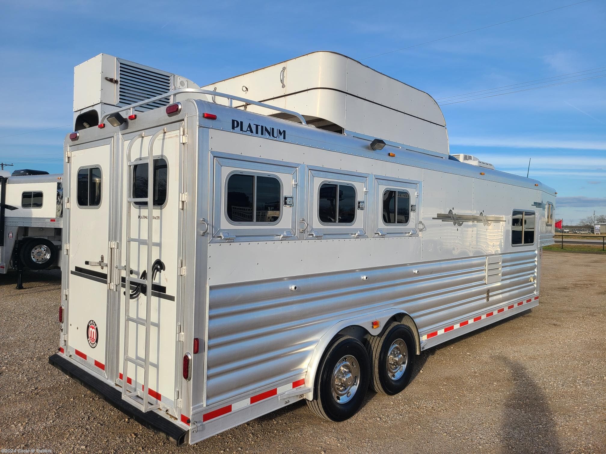 8x25 Horse Trailer for sale | Used Platinum Coach Outlaw 3HGN w/ 11' SW ...