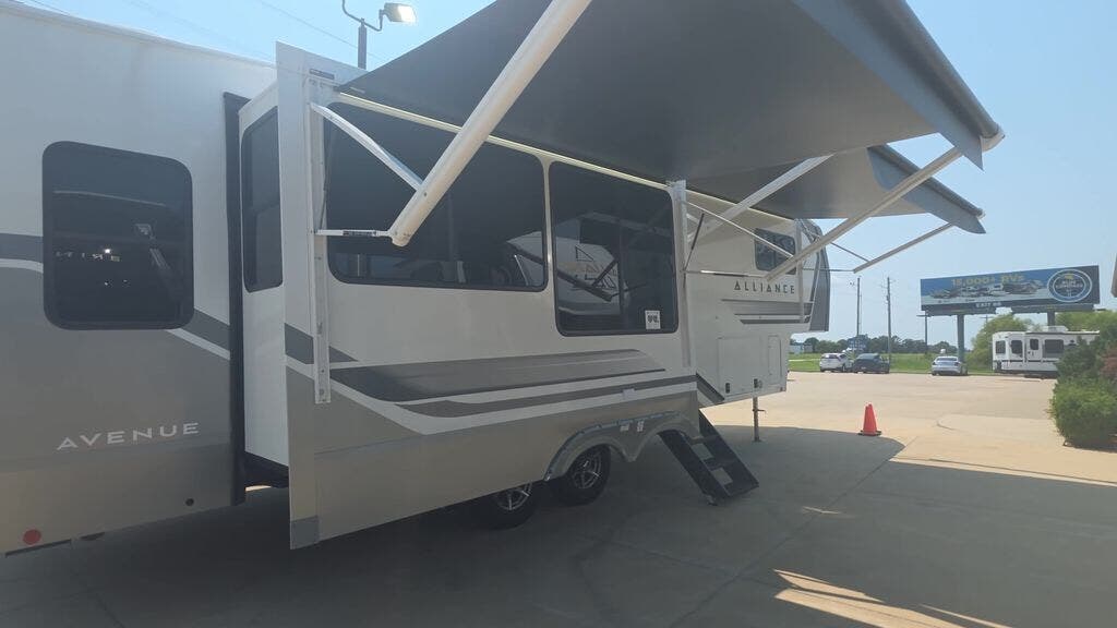 New 2027 Alliance RV Avenue 32RLS available in Strafford, Missouri