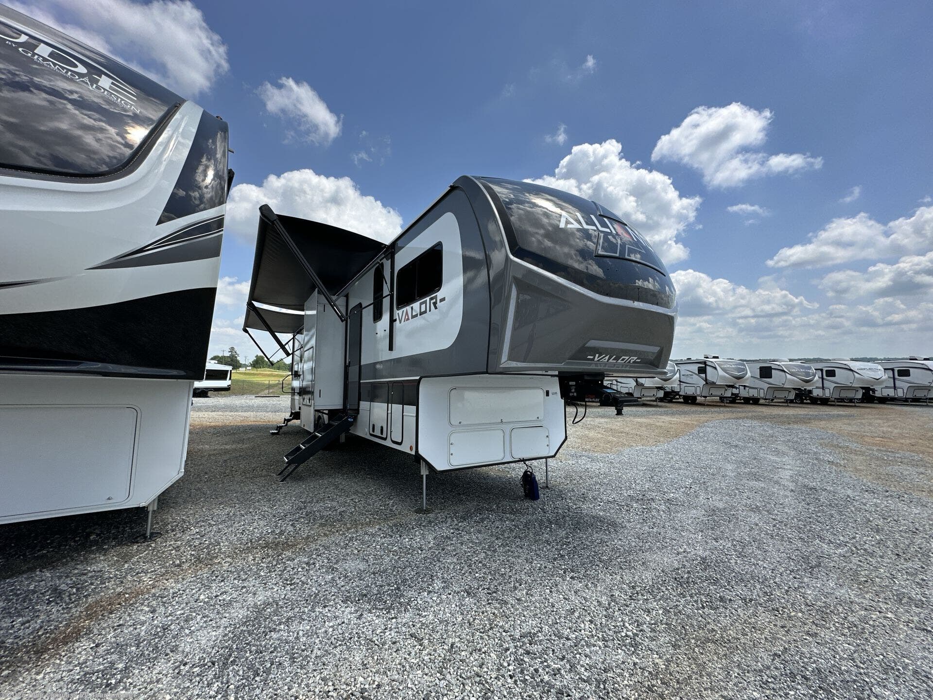 New 2025 Alliance RV Valor 40V13 available in Duncan, South Carolina