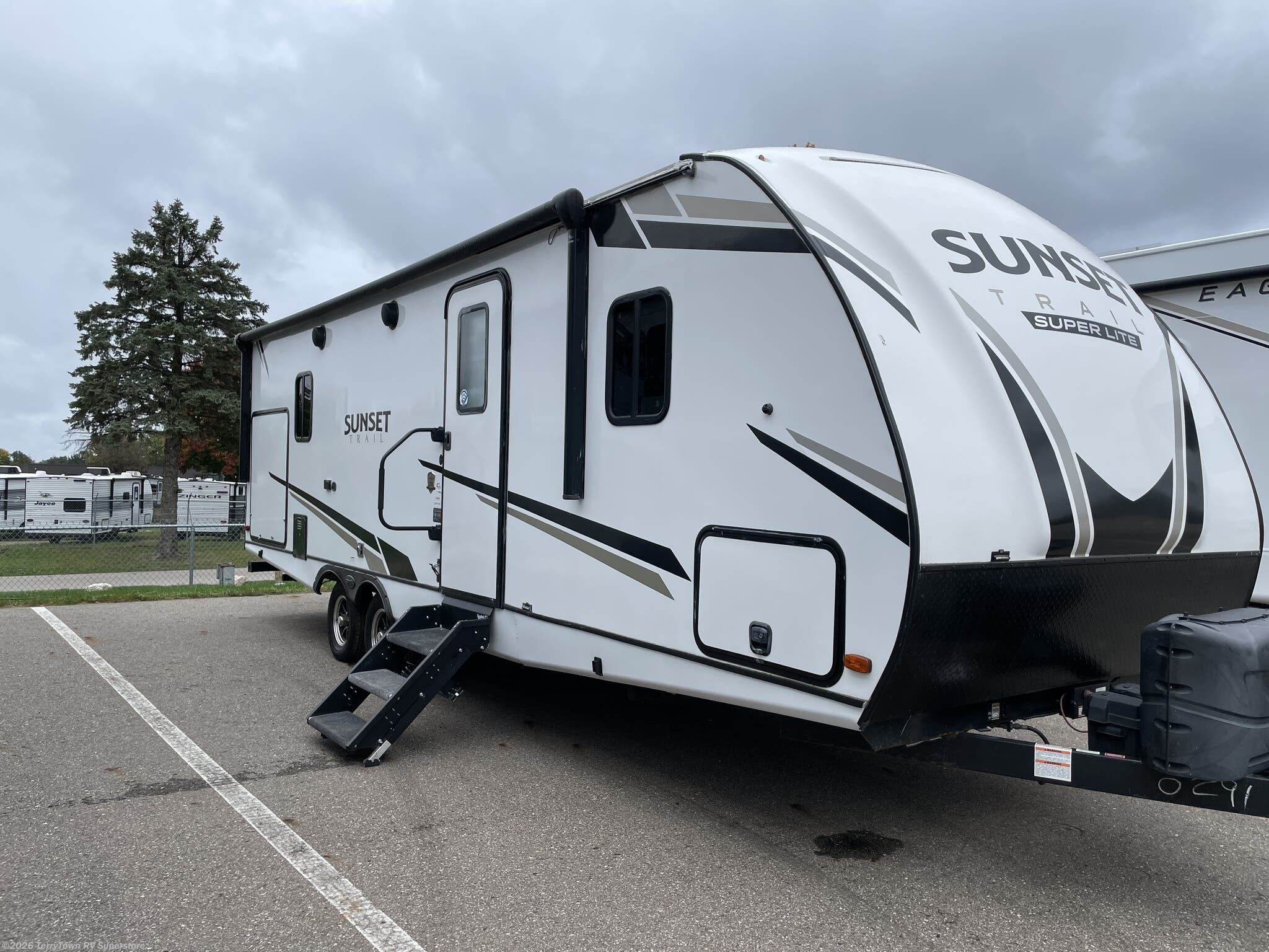 Used 2022 CrossRoads Sunset Trail Super Lite SS253RB available in Grand Rapids, Michigan
