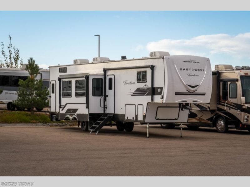 New 2026 East to West Tandara 387BH available in Greeley, Colorado