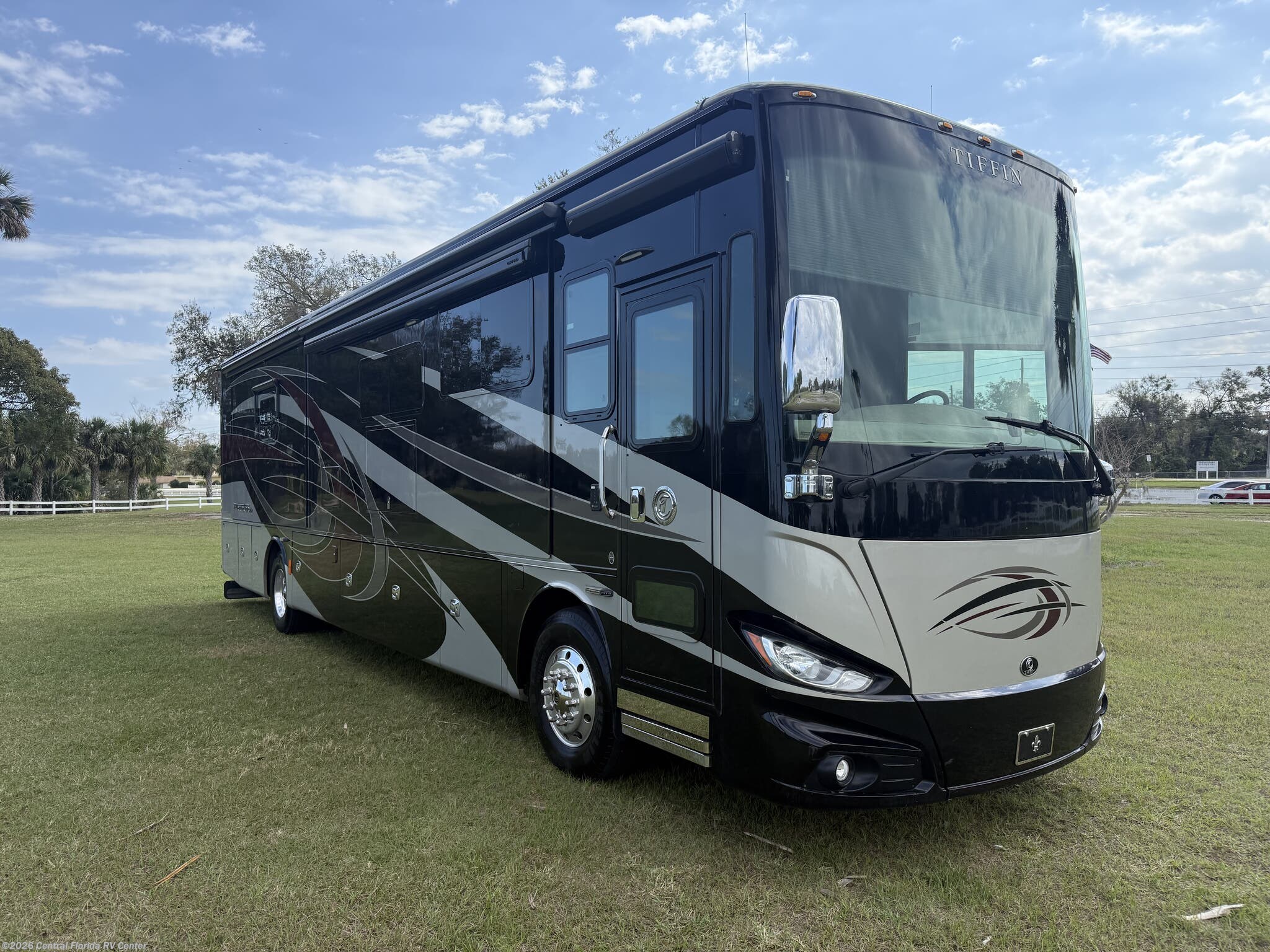 Used 2019  Tiffin Phaeton 40 IH by Tiffin from Central Florida RV Center in Apopka, FL