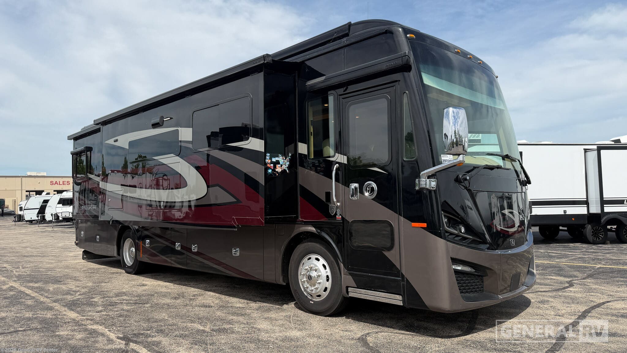Used 2023  Tiffin Phaeton 36SH by Tiffin from General RV Center in Huntley, IL