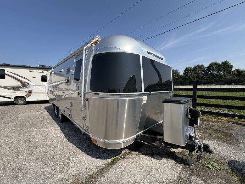 Used 2023 Airstream Flying Cloud 25RB Twin available in Delaware, Ohio