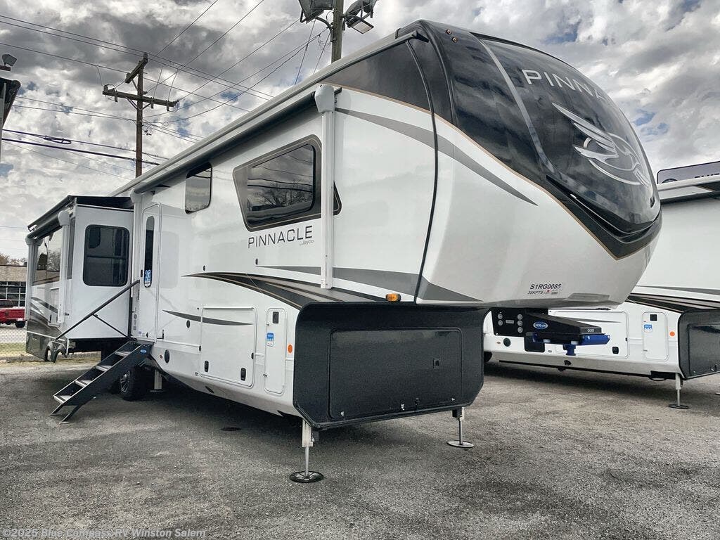 New 2025 Jayco Pinnacle 38KPTS available in Rural Hall, North Carolina