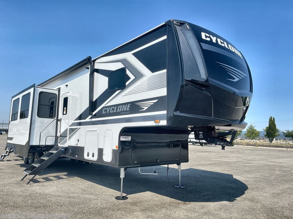 New 2027 Heartland Cyclone 3914 available in Raleigh, North Carolina