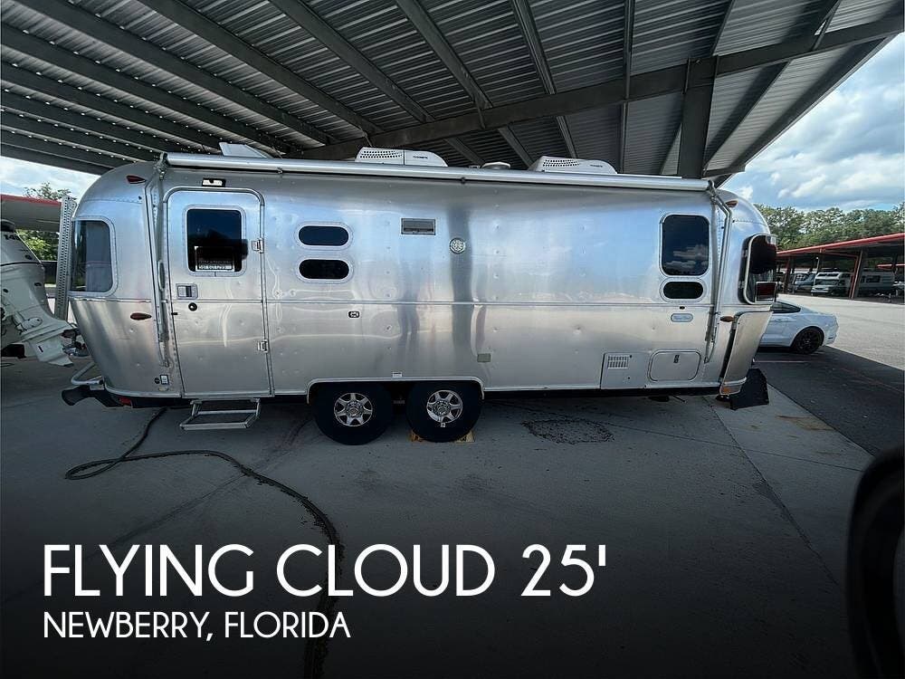 Used 2020  Airstream Flying Cloud 25FB Twin by Airstream from Pop RVs in Newberry, FL