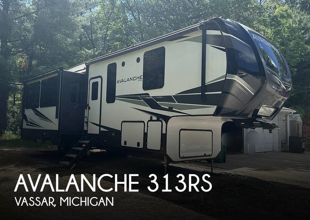 Used 2020  Keystone Avalanche 313RS by Keystone from Pop RVs in Vassar, MI