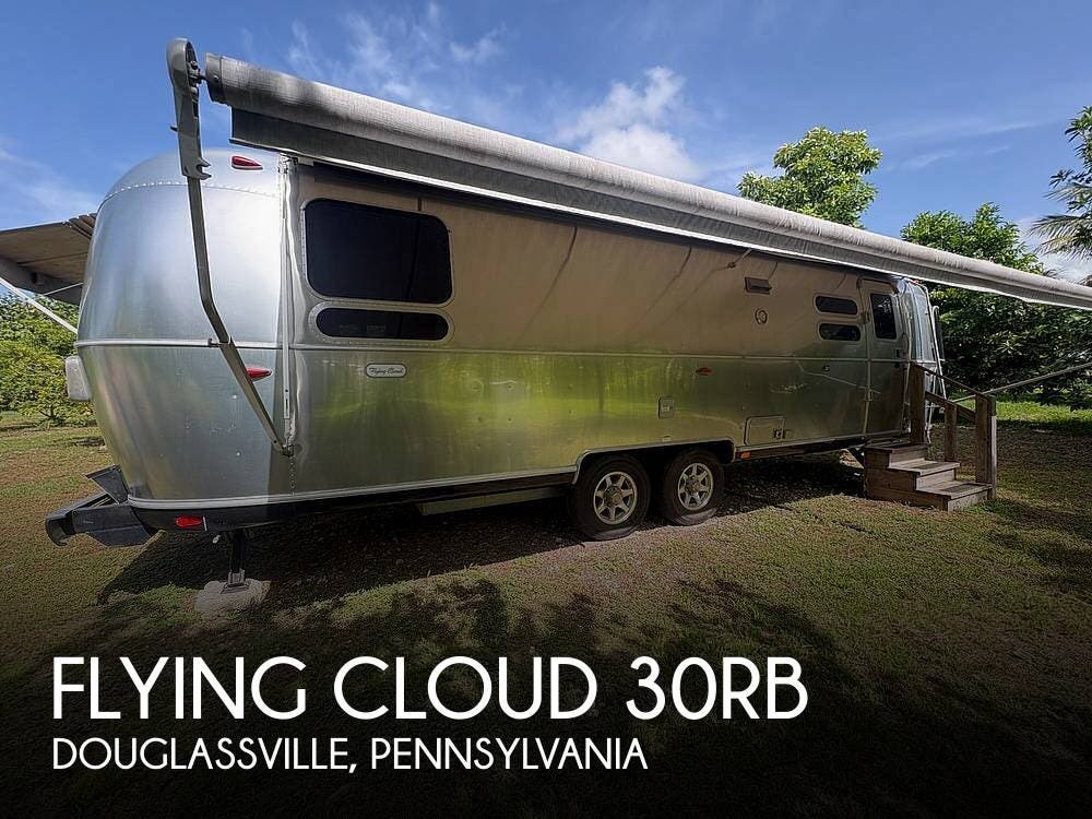 Used 2021  Airstream Flying Cloud 30RB by Airstream from Pop RVs in Douglassville, PA
