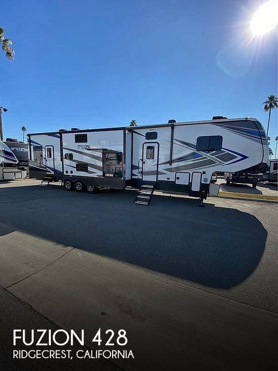Used 2021  Keystone Fuzion 428 by Keystone from Pop RVs in Ridgecrest, CA